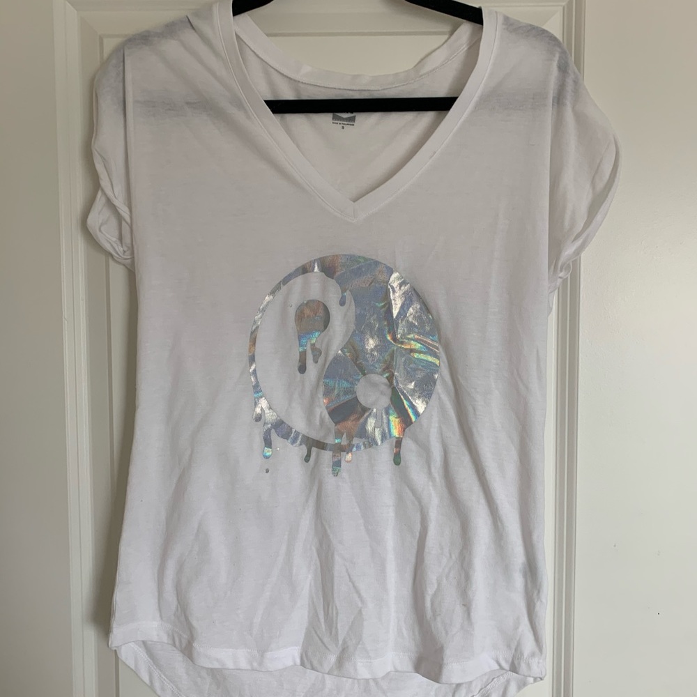 Kirra Pacsun T shirt Ying Yang Drip Holographic